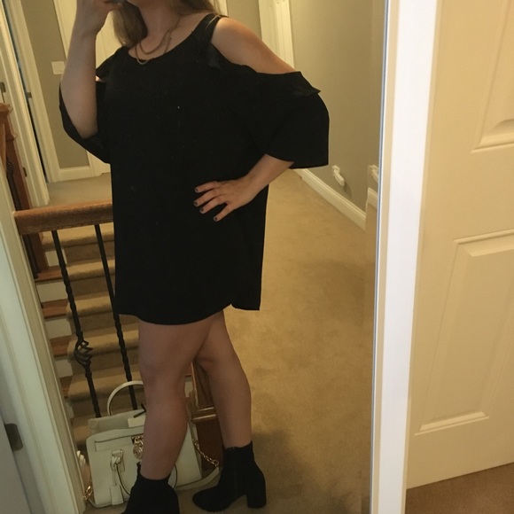 (2 for $20)Black cold shoulder City Chic dress/top - Picture 2 of 6
